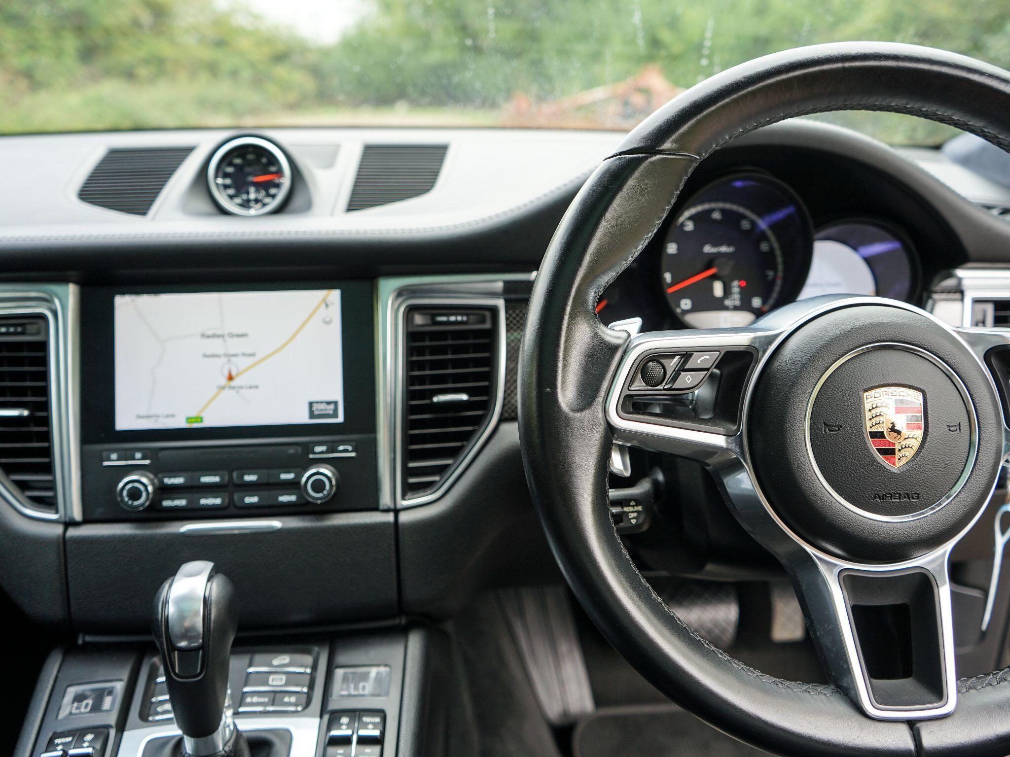 Porsche Macan 3.6T V6 Turbo Performance PDK 4WD Euro 6 (s/s) 5dr — photo 8