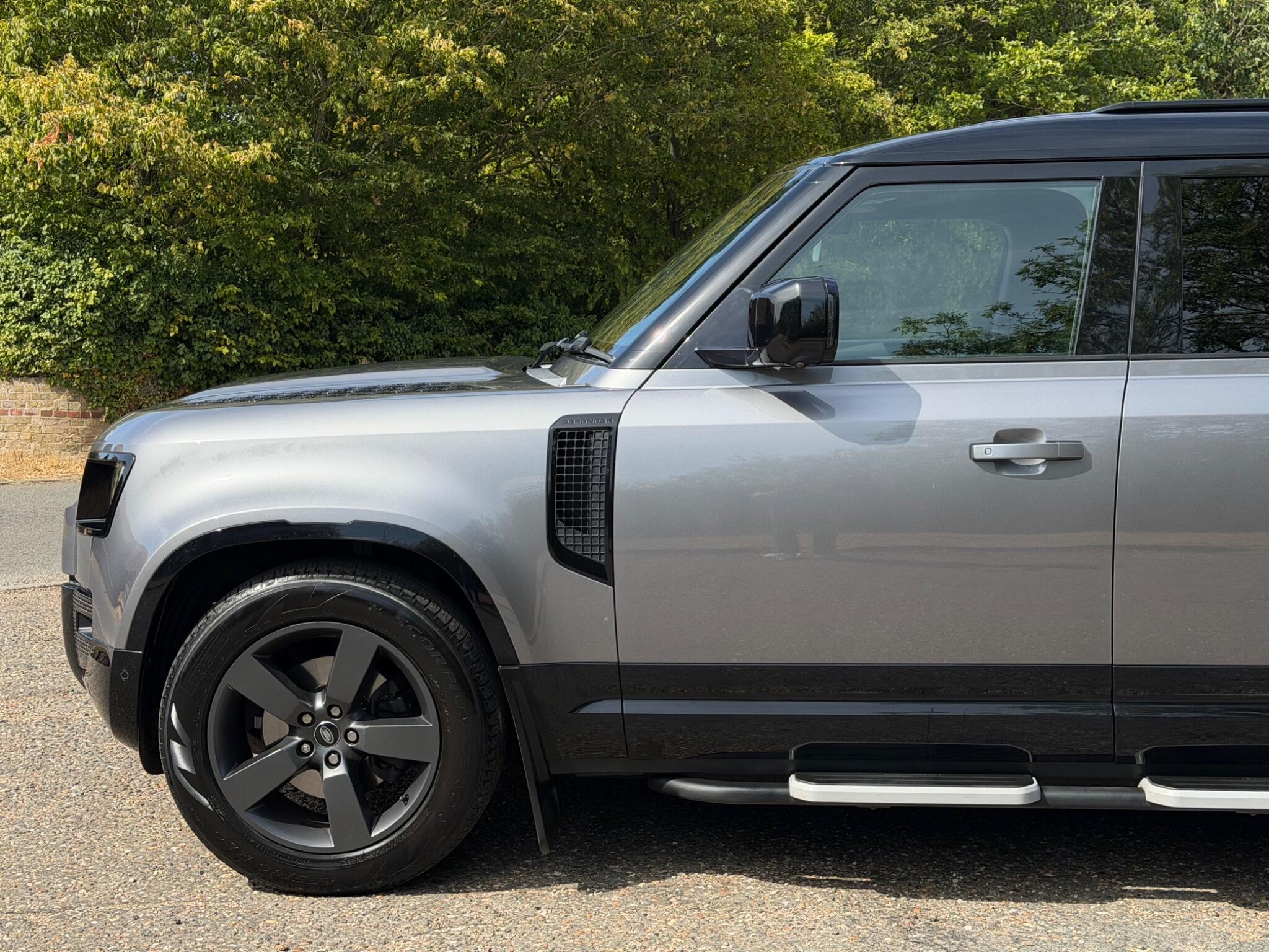 Land Rover Defender 110 3.0 D250 MHEV X-Dynamic HSE SUV 5dr Diesel Auto 4WD Euro 6 (s/s) (250 ps) — photo 13