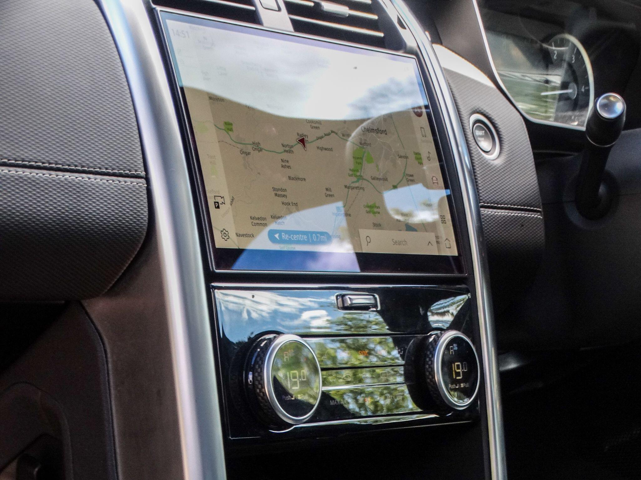 Land Rover Discovery 3.0 D300 MHEV R-Dynamic SE Auto 4WD Euro 6 (s/s) 5dr — photo 20