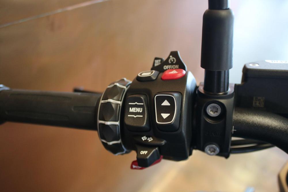 BMW R 1300 R Photo at-a7b0fbf697654d18b3a63f840dcc999f.jpg