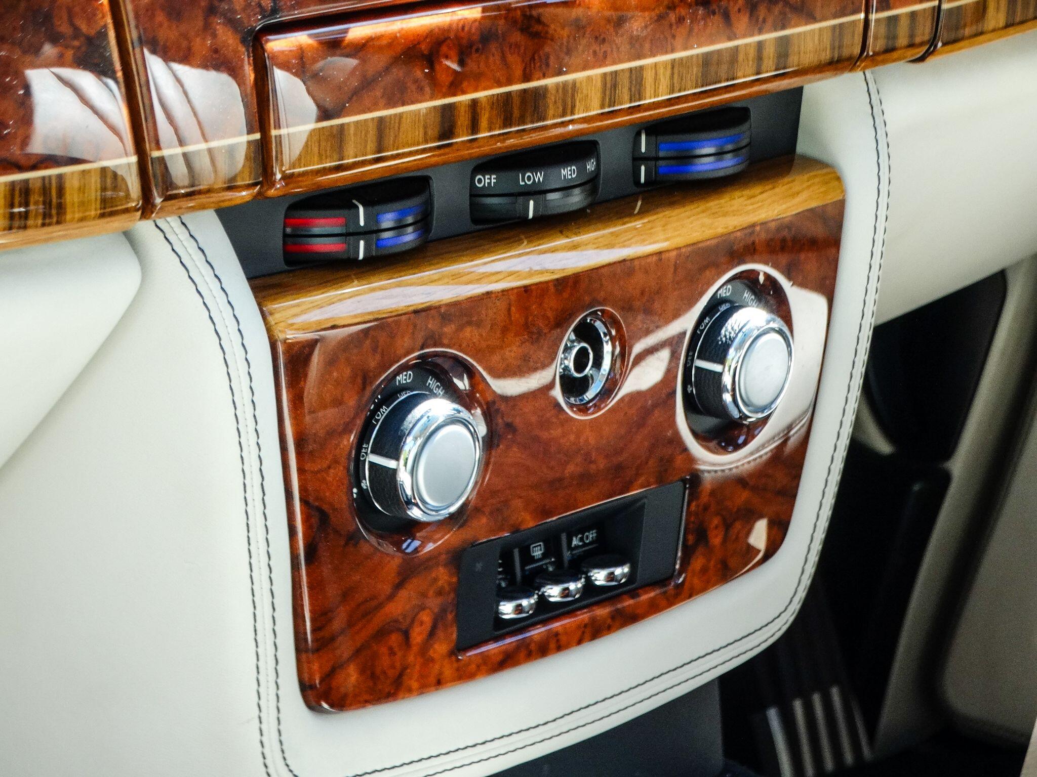Rolls-Royce Phantom 6.7 V12 Saloon 4dr Petrol Auto Euro 5 (453 bhp) — photo 22