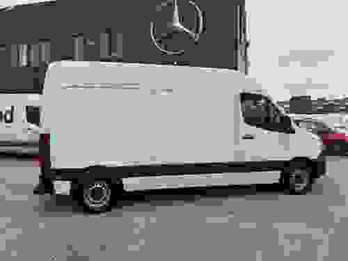 Mercedes-Benz Sprinter Photo at-a95ed6290ca5415792a270025ca92795.jpg