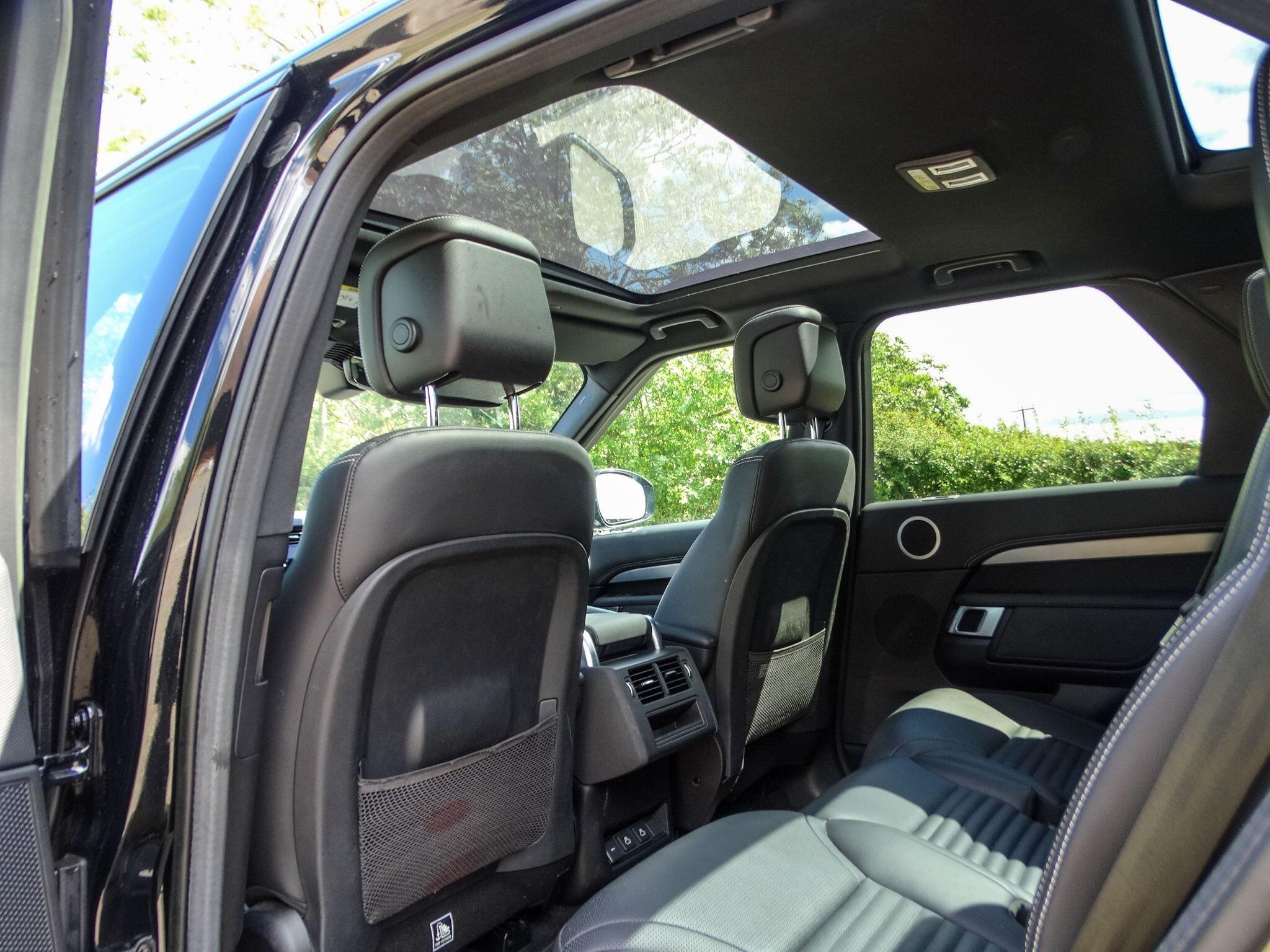 Land Rover Discovery 3.0 D300 MHEV R-Dynamic SE Auto 4WD Euro 6 (s/s) 5dr — photo 16