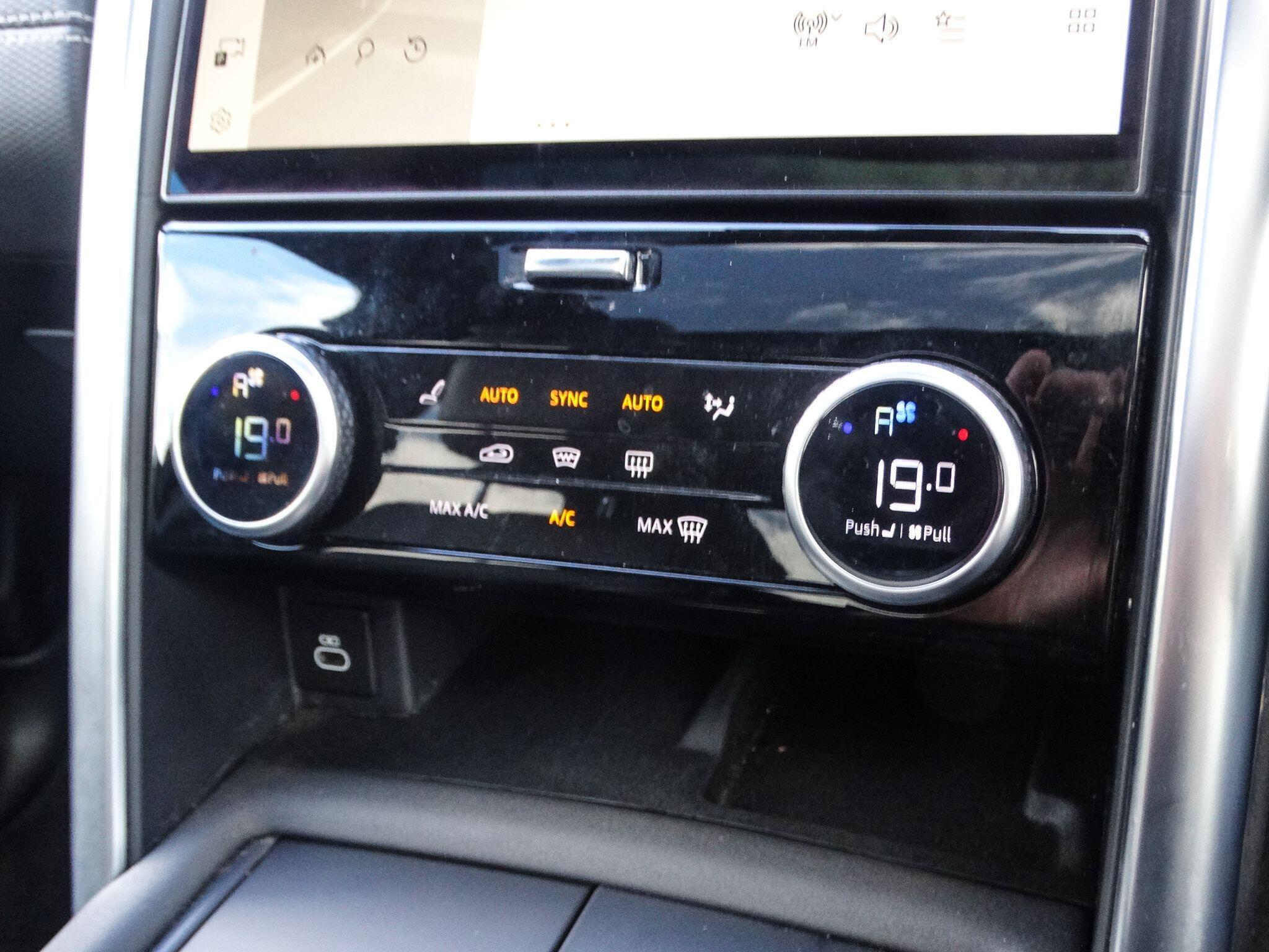 Land Rover Discovery 3.0 D300 MHEV R-Dynamic SE Auto 4WD Euro 6 (s/s) 5dr — photo 35