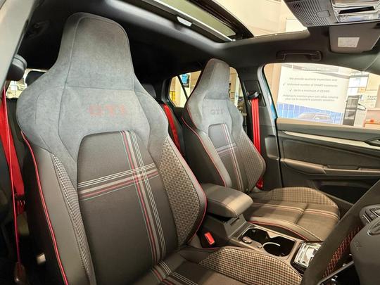 Volkswagen Golf Photo at-ab62bfdef29d45e88bdeb24679f8f895.jpg
