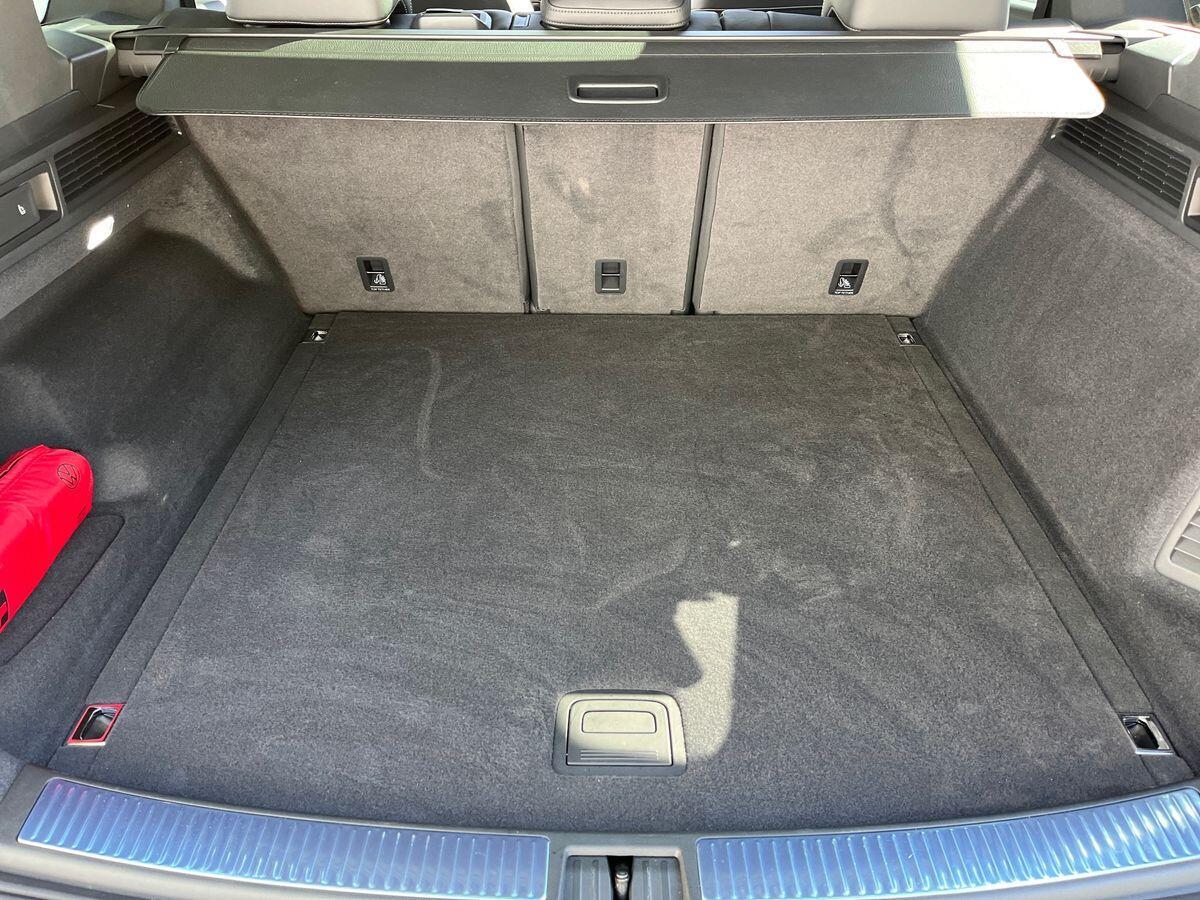 Volkswagen Touareg Photo at-abaebc5df77b43339e57ab25764501e7.jpg