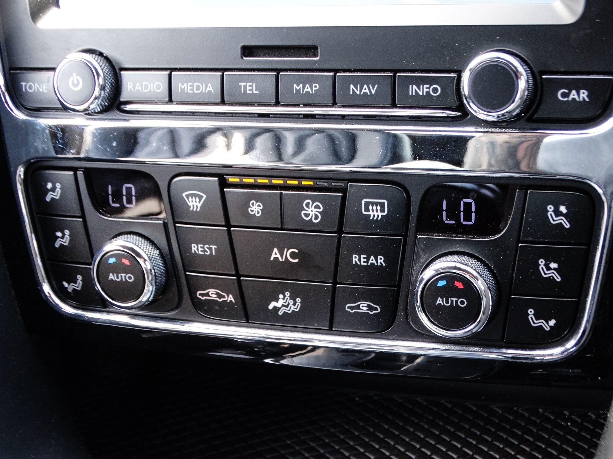 Bentley Continental 4.0 V8 GTC Convertible 2dr Petrol Auto 4WD Euro 5 (507 ps) — photo 24