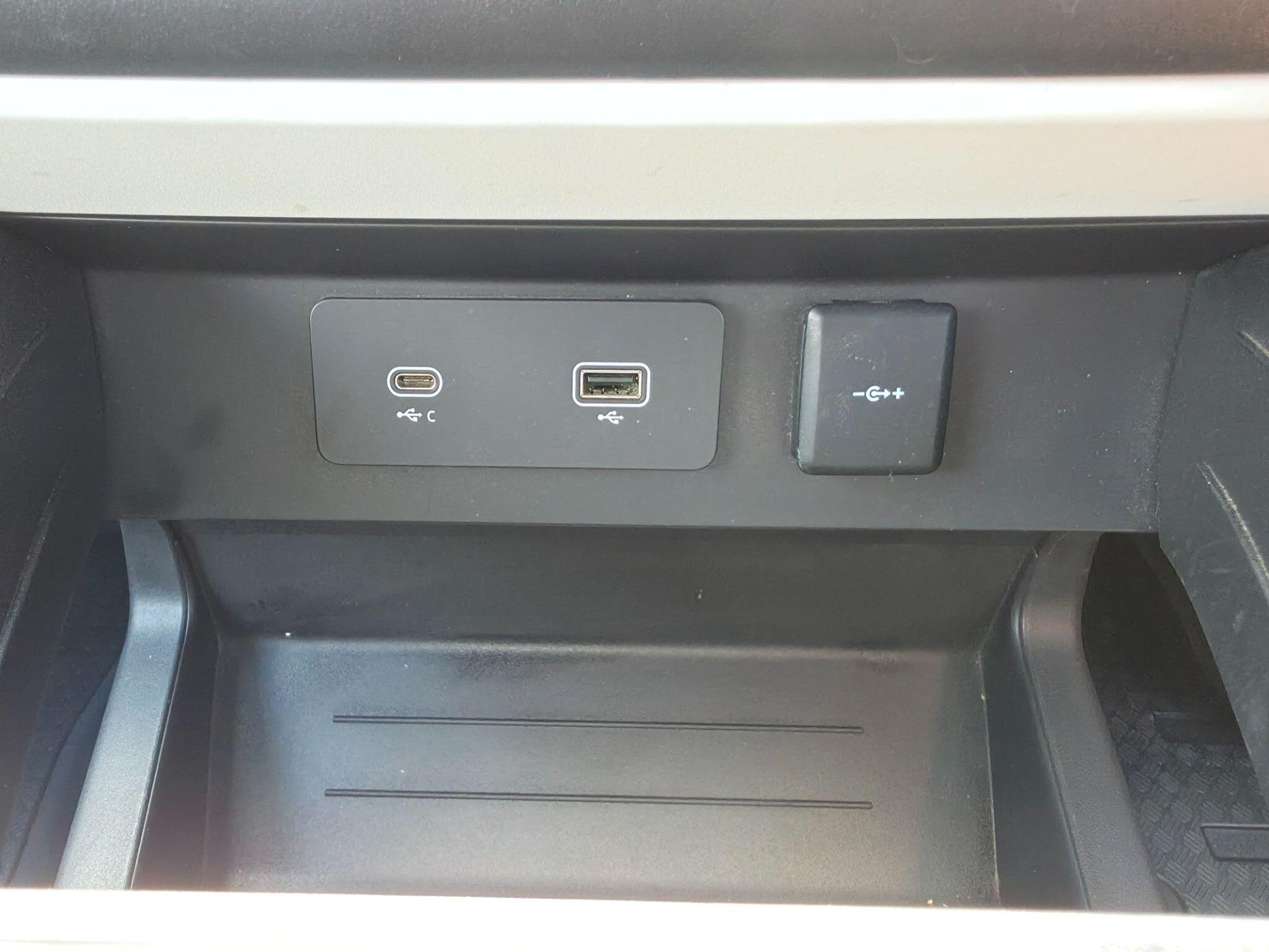 Land Rover Defender 90 2.0 P300 X-Dynamic SE SUV 3dr Petrol Auto 4WD Euro 6 (s/s) (300 ps) — photo 21