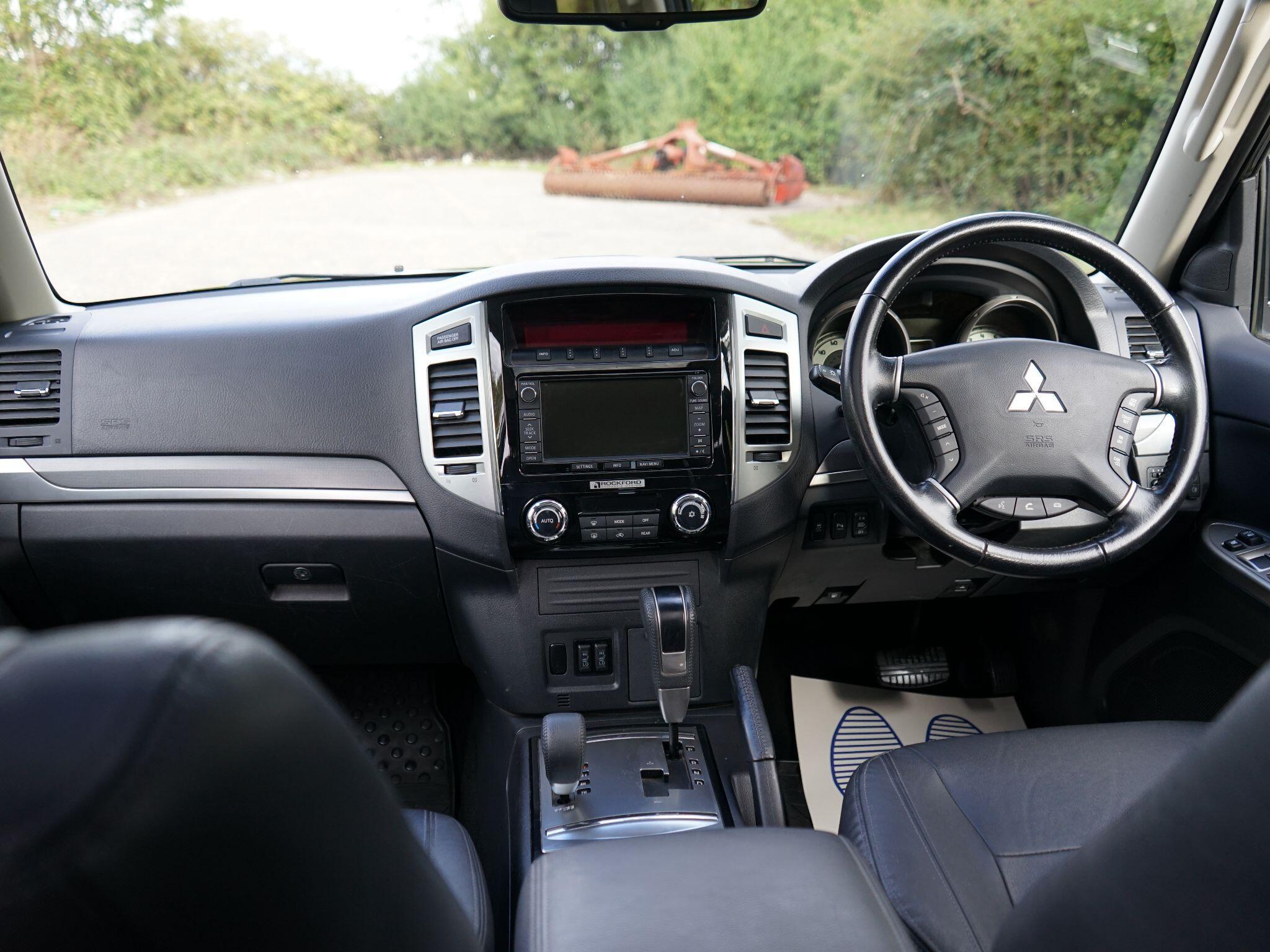 Mitsubishi Shogun 3.2 DI-DC SG3 SUV 5dr Diesel Auto 4WD Euro 6 LWB (187 ps) — photo 15