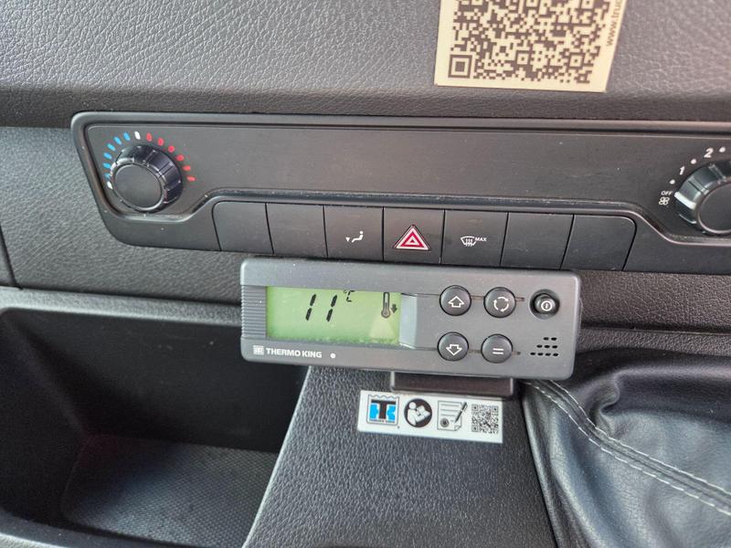 Mercedes-Benz Sprinter Photo at-ad37f8dba86344b0b0d2b99a753c41d7.jpg