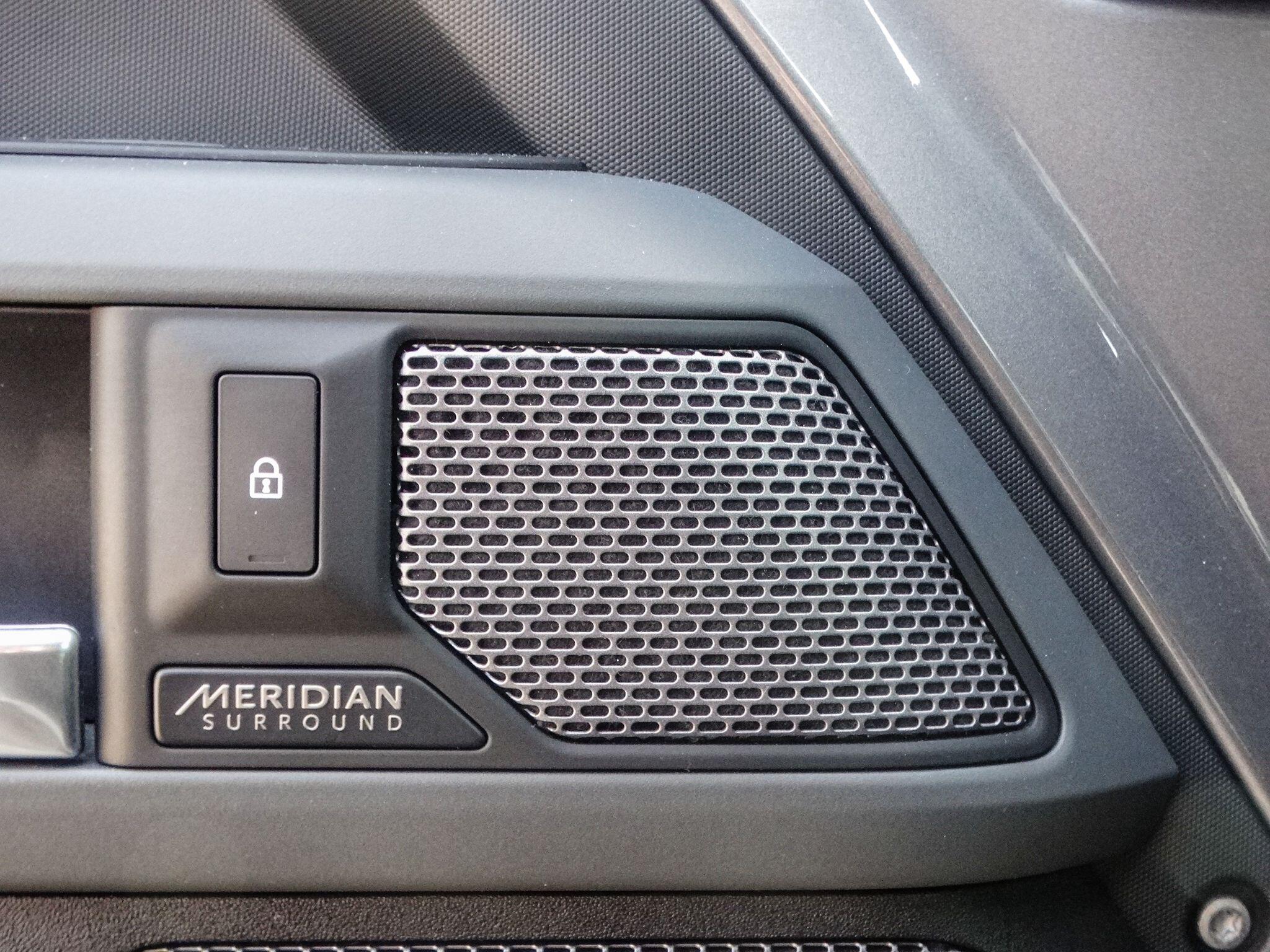 Land Rover Defender 110 3.0 D250 MHEV X-Dynamic HSE SUV 5dr Diesel Auto 4WD Euro 6 (s/s) (250 ps) — photo 17