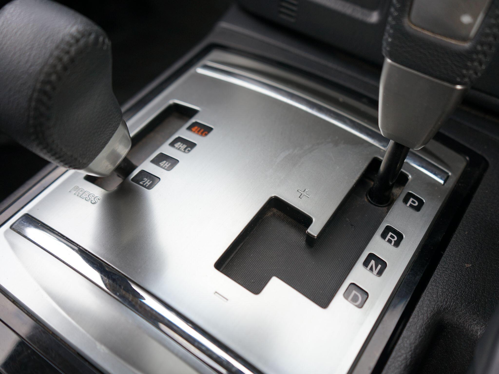 Mitsubishi Shogun 3.2 DI-DC SG3 SUV 5dr Diesel Auto 4WD Euro 6 LWB (187 ps) — photo 29