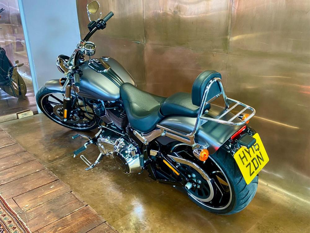 Harley-Davidson Softail Photo at-adf9ab0d4ede4a0bb09dd3e57d287587.jpg