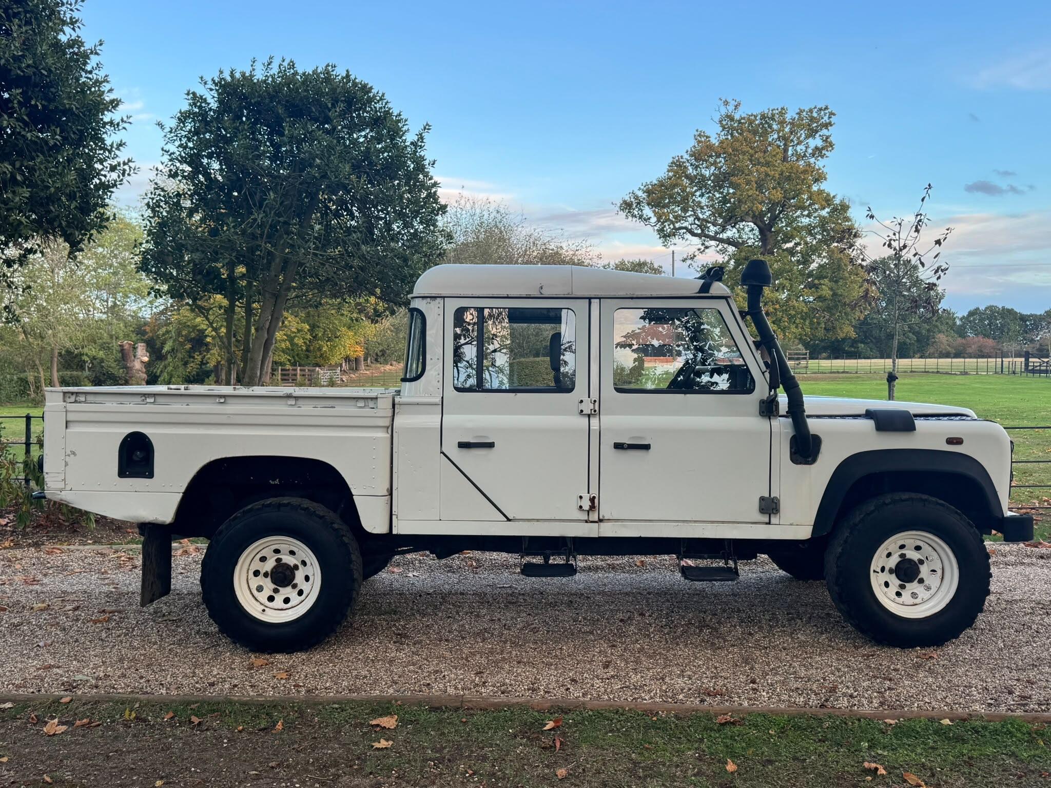 Land Rover Defender 130 2.5 TD5 4dr (High capacity) — photo 2