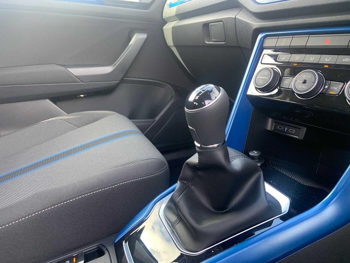 Volkswagen T-ROC Photo at-af0fed83e26d4ae8abf86c809f86f583.jpg