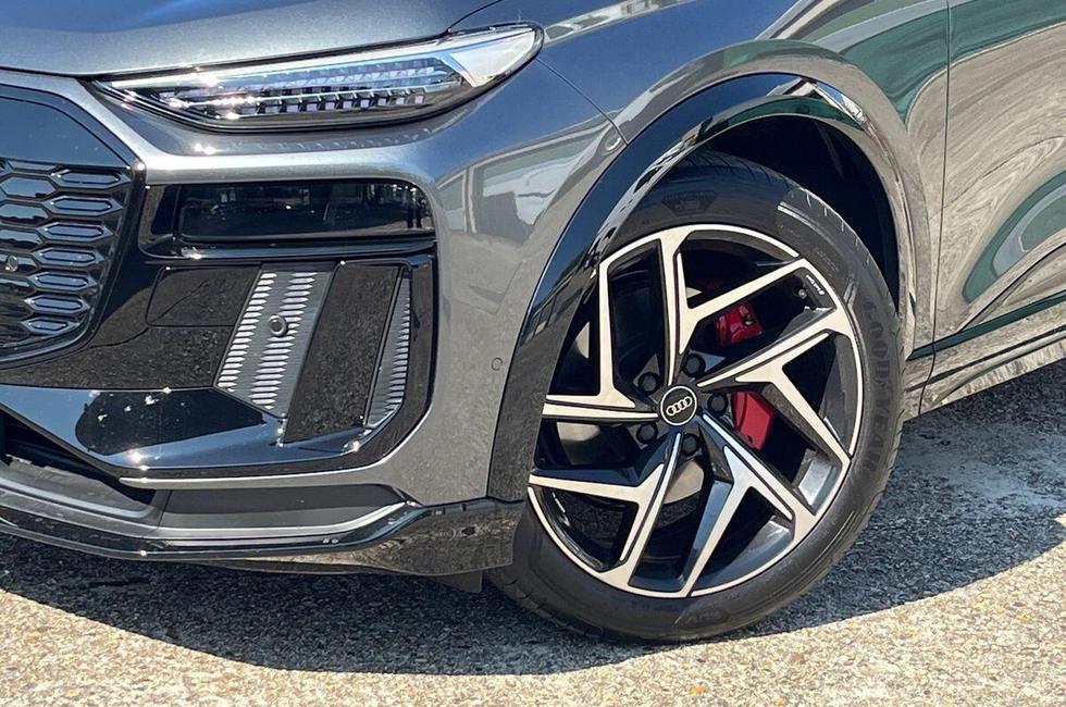 Audi Q6 Photo at-af851c70f6634d85805a2833a57680c4.jpg