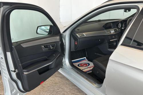 Mercedes-Benz E-CLASS Photo at-af9f4a84fc2146978a885780393dea1c.jpg
