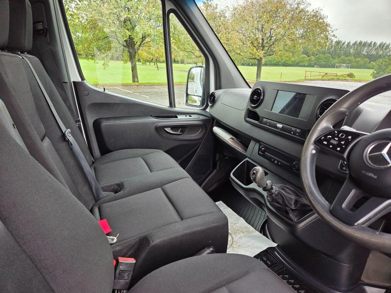 Mercedes-Benz Sprinter Photo at-b01492438c7d4349bcab7dc08c8133e5.jpg