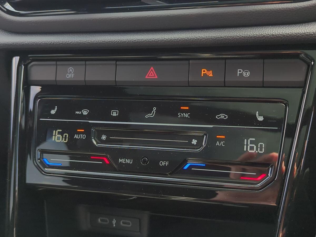 Volkswagen T-Roc Photo at-b0d5faed3c4e436e8b575a67abed4d5f.jpg