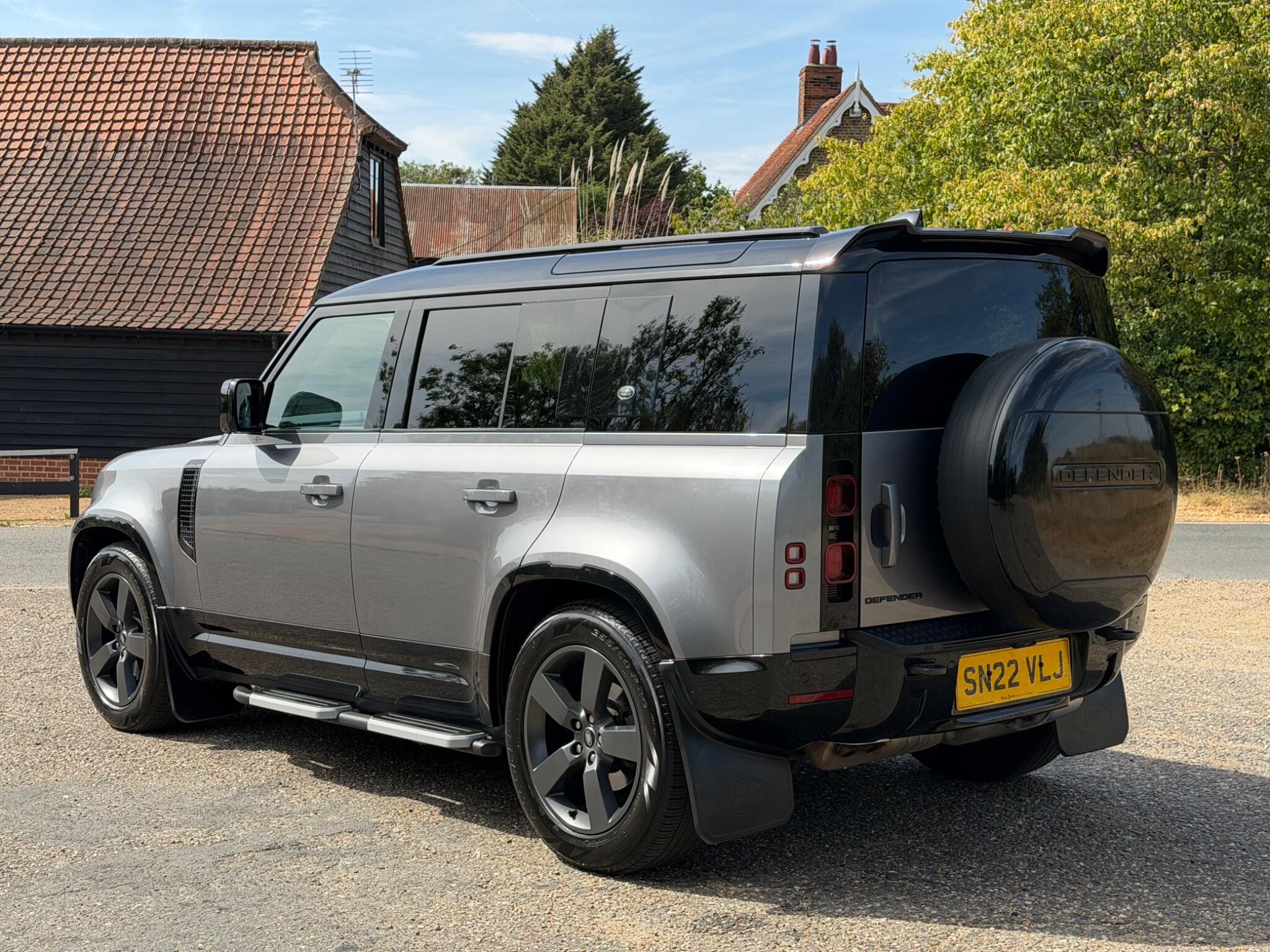 Land Rover Defender 110 3.0 D250 MHEV X-Dynamic HSE SUV 5dr Diesel Auto 4WD Euro 6 (s/s) (250 ps) — photo 4