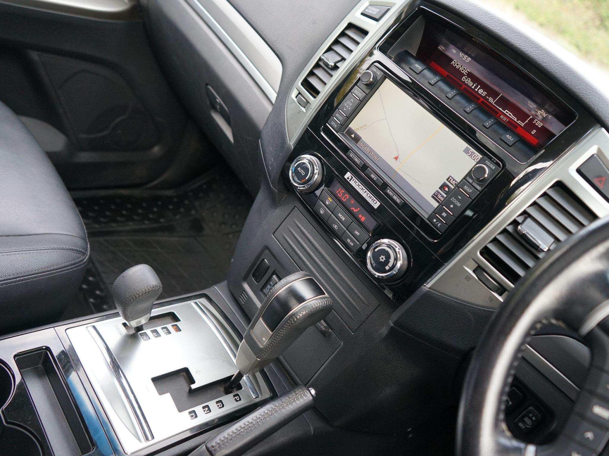 Mitsubishi Shogun 3.2 DI-DC SG3 SUV 5dr Diesel Auto 4WD Euro 6 LWB (187 ps) — photo 6
