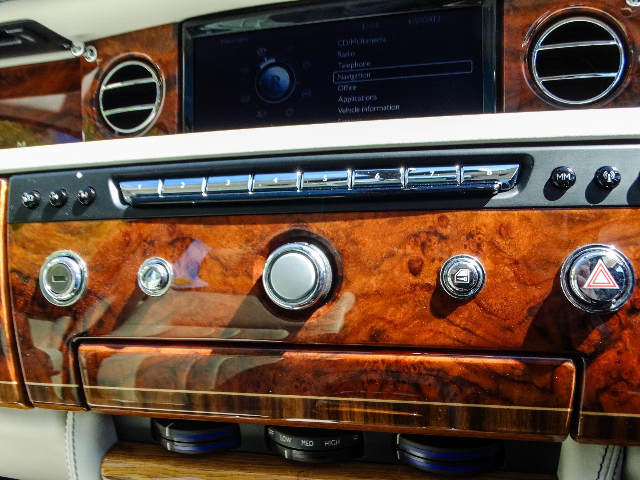 Rolls-Royce Phantom 6.7 V12 Saloon 4dr Petrol Auto Euro 5 (453 bhp) — photo 32