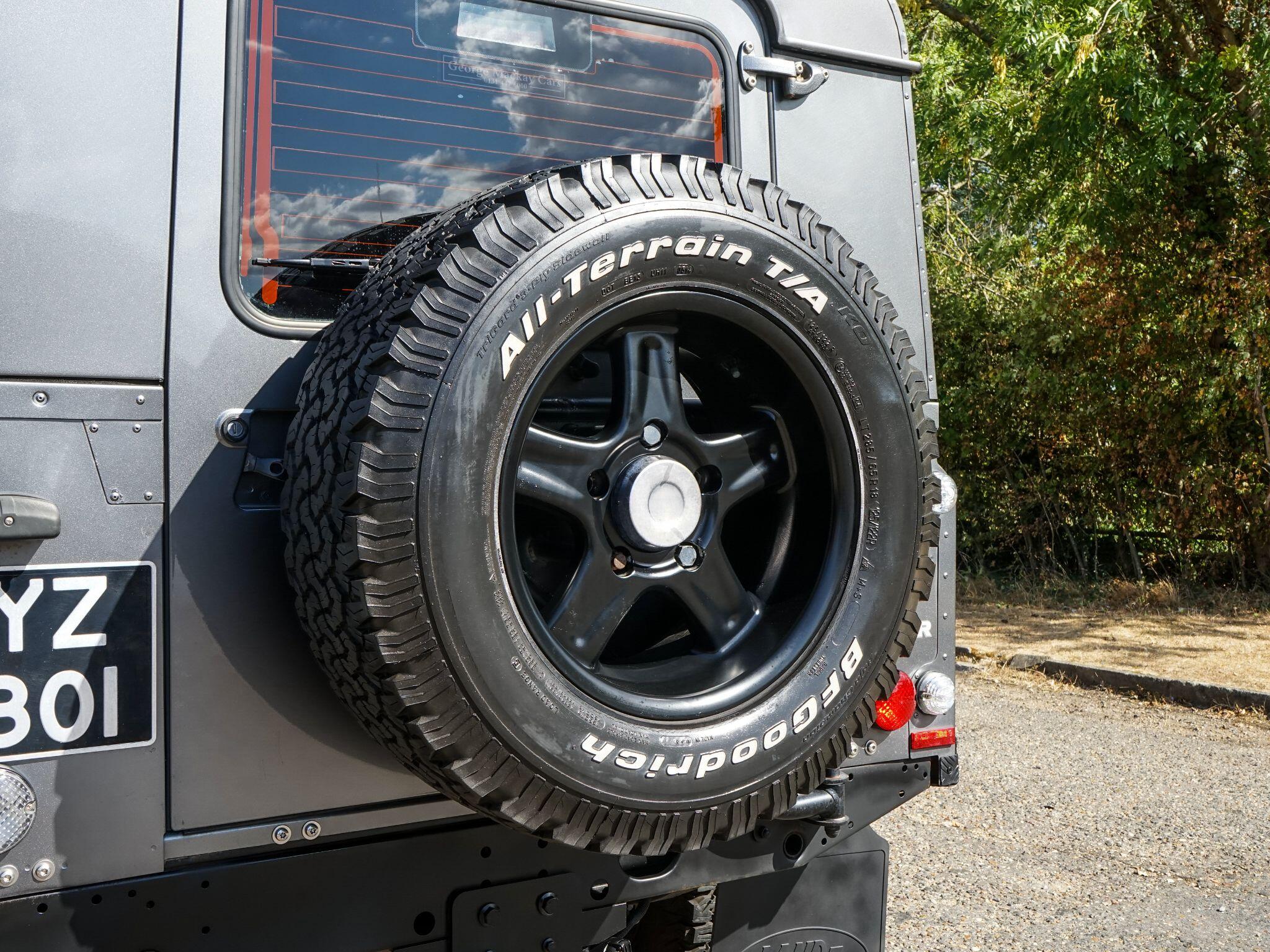 Land Rover Defender 110 2.2 TDCi XS Utility Wagon Double Cab 5dr Diesel Manual 4WD MWB Euro 5 (122 ps) — photo 14
