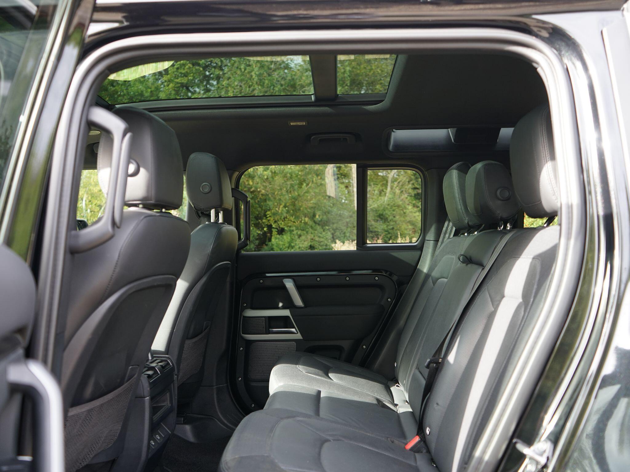 Land Rover Defender 110 3.0 D300 MHEV X-Dynamic SE SUV 5dr Diesel Auto 4WD Euro 6 (s/s) (300 ps) — photo 13