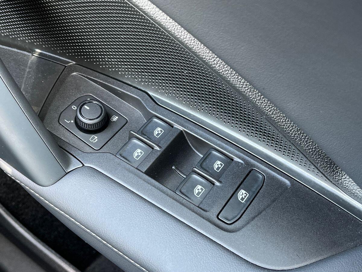 Volkswagen Tiguan Photo at-b504d6e5689a45b399fe2e70fc9ec4f2.jpg