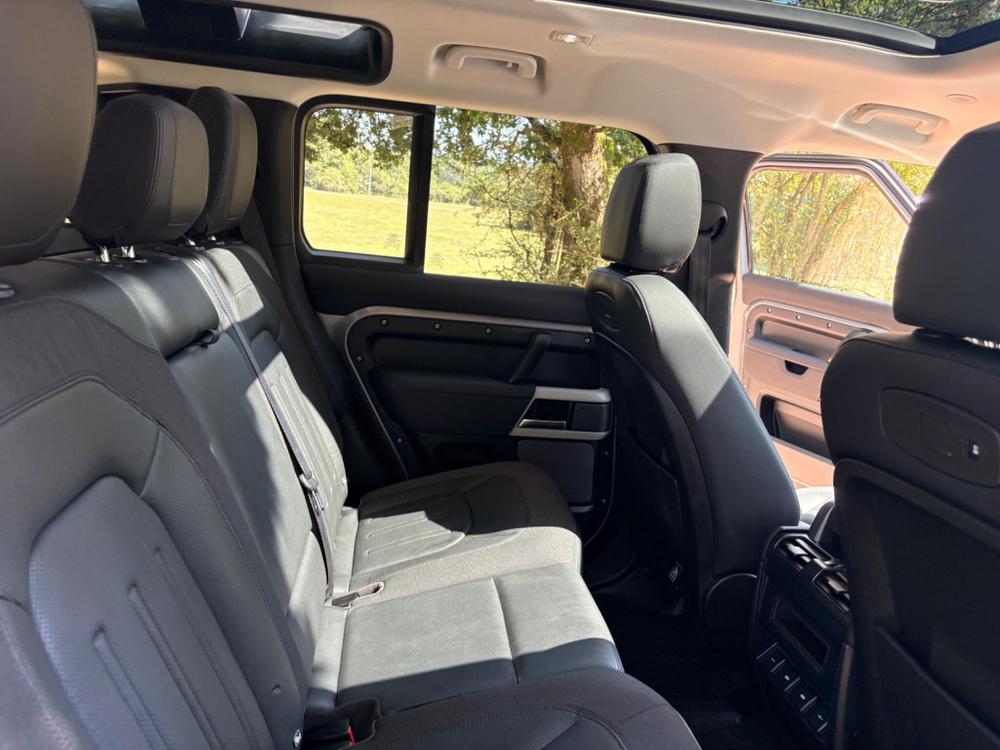 Land Rover Defender 110 Photo at-b5d3ceee87264b30ba2c6f72955f4542.jpg