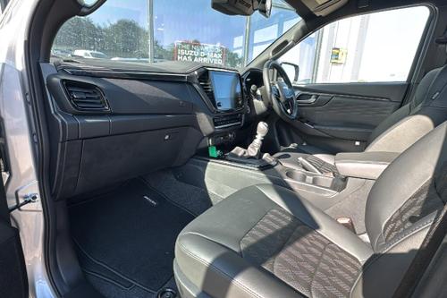 Isuzu D-MAX Photo at-b6f5bc390cc846aca6c990b108e0fee8.jpg
