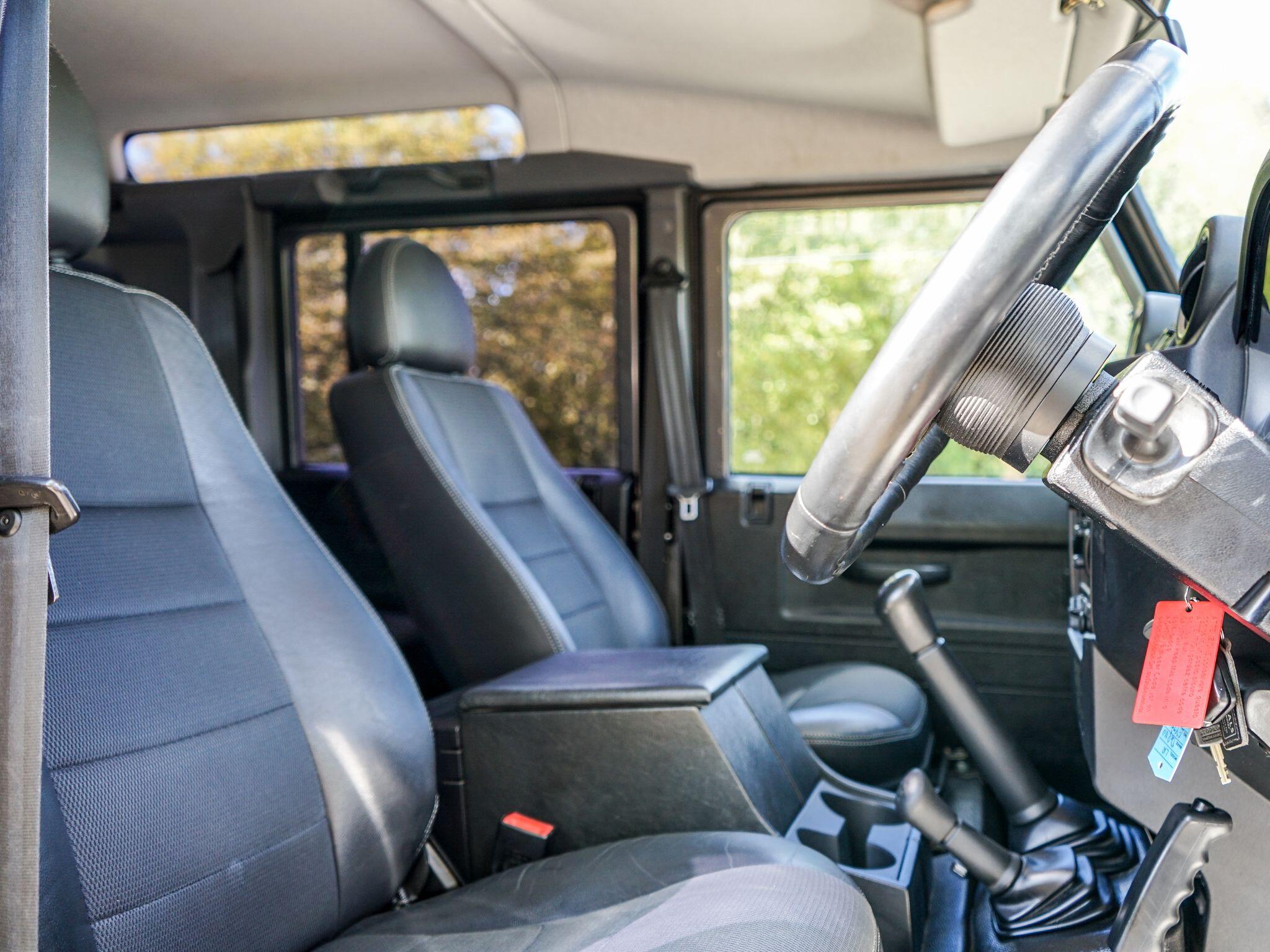 Land Rover Defender 110 2.2 TDCi XS Utility Wagon Double Cab 5dr Diesel Manual 4WD MWB Euro 5 (122 ps) — photo 30