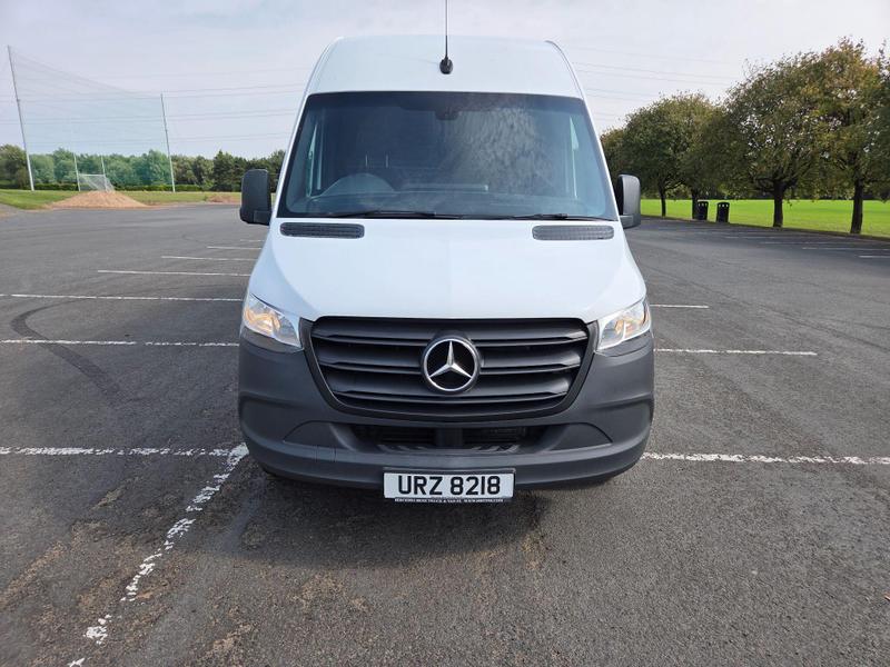Mercedes-Benz Sprinter Photo at-b80796c7ceb04e1b848fb51fabce83e6.jpg