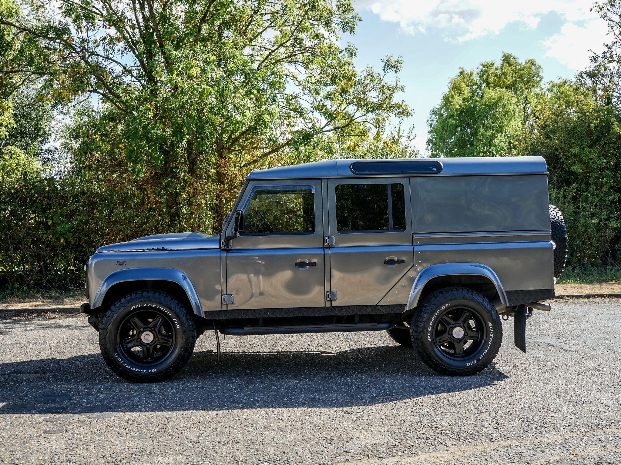 Land Rover Defender 110 2.2 TDCi XS Utility Wagon Double Cab 5dr Diesel Manual 4WD MWB Euro 5 (122 ps) — photo 2
