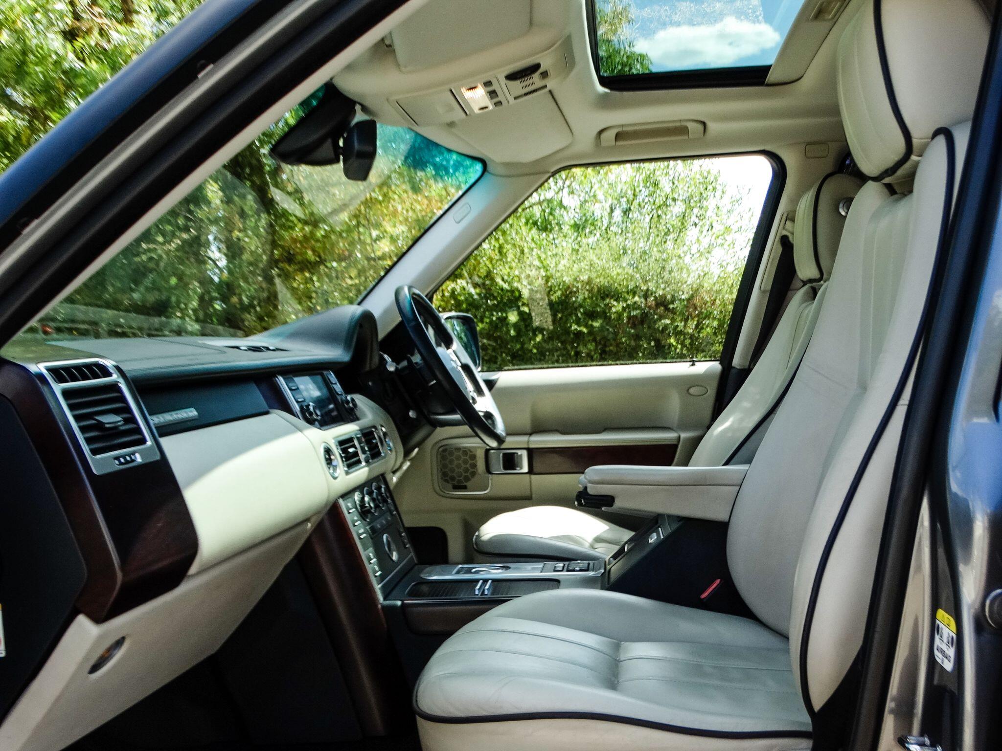 Land Rover Range Rover 4.4 TD V8 Vogue Auto 4WD Euro 5 5dr — photo 3