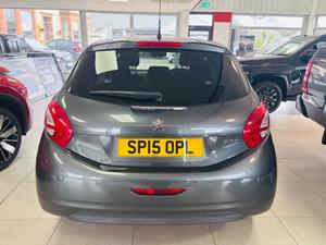 Peugeot 208 Photo 2