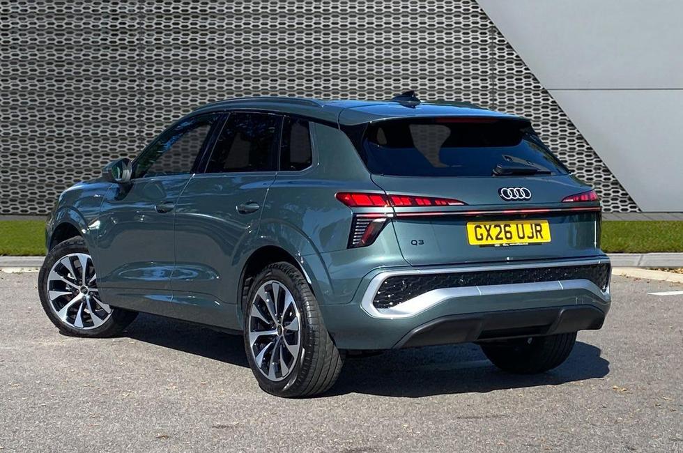 Audi Q3 Photo at-c00a82fbb3844c31aabcc9b1b46c18db.jpg
