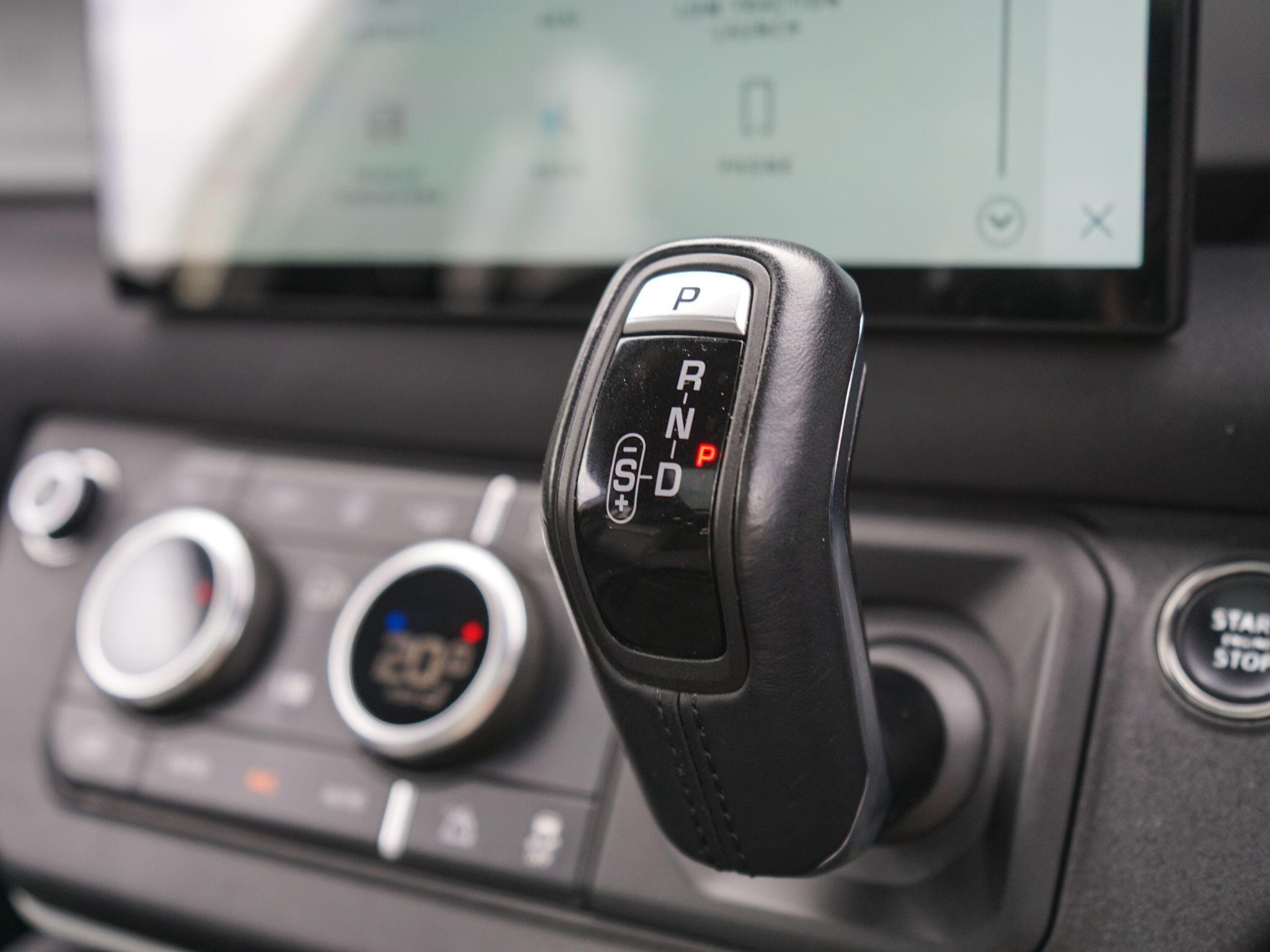 Land Rover Defender 110 3.0 D300 MHEV X-Dynamic SE SUV 5dr Diesel Auto 4WD Euro 6 (s/s) (300 ps) — photo 32