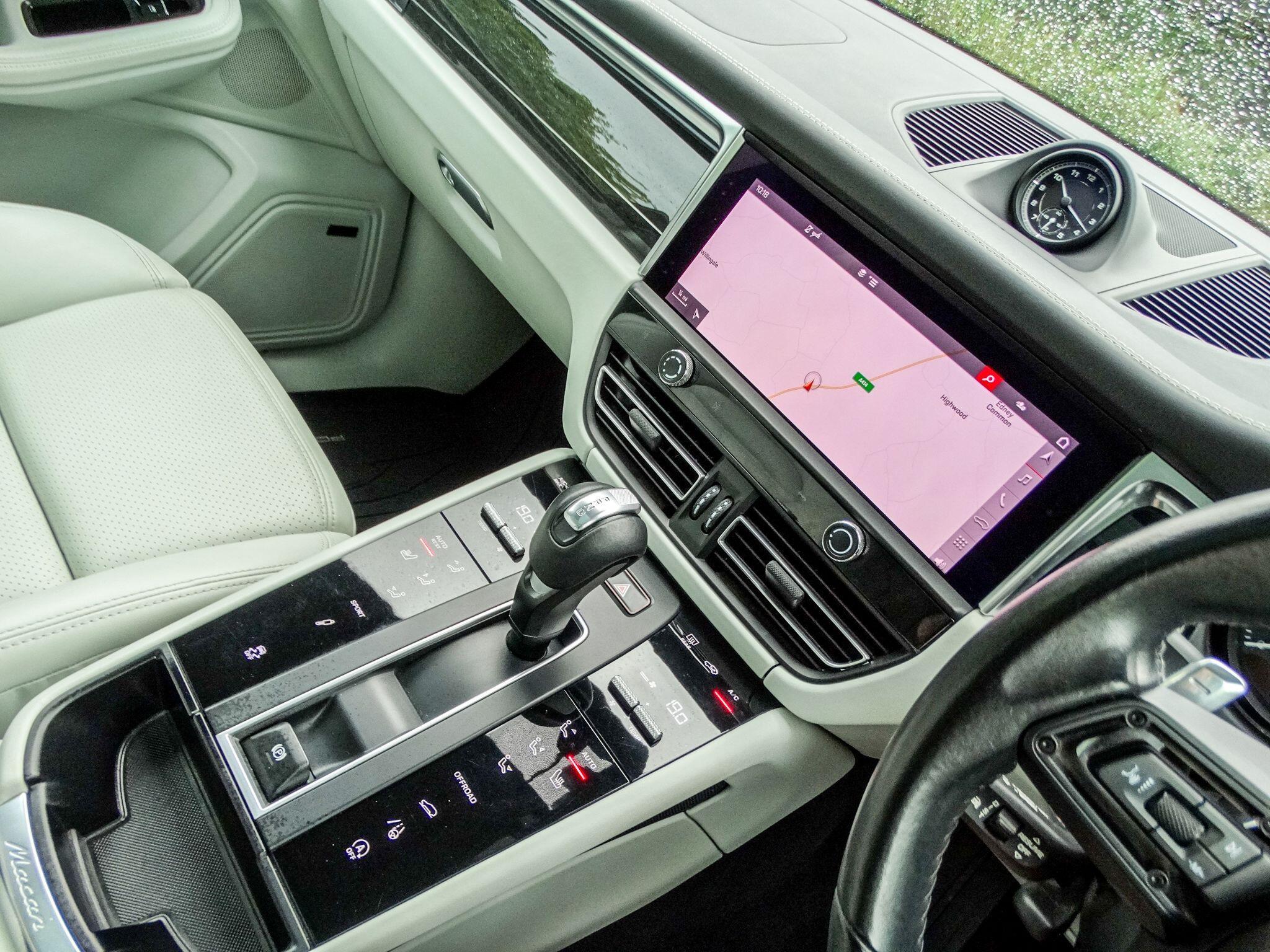 Porsche Macan 2.0T PDK 4WD Euro 6 (s/s) 5dr — photo 6