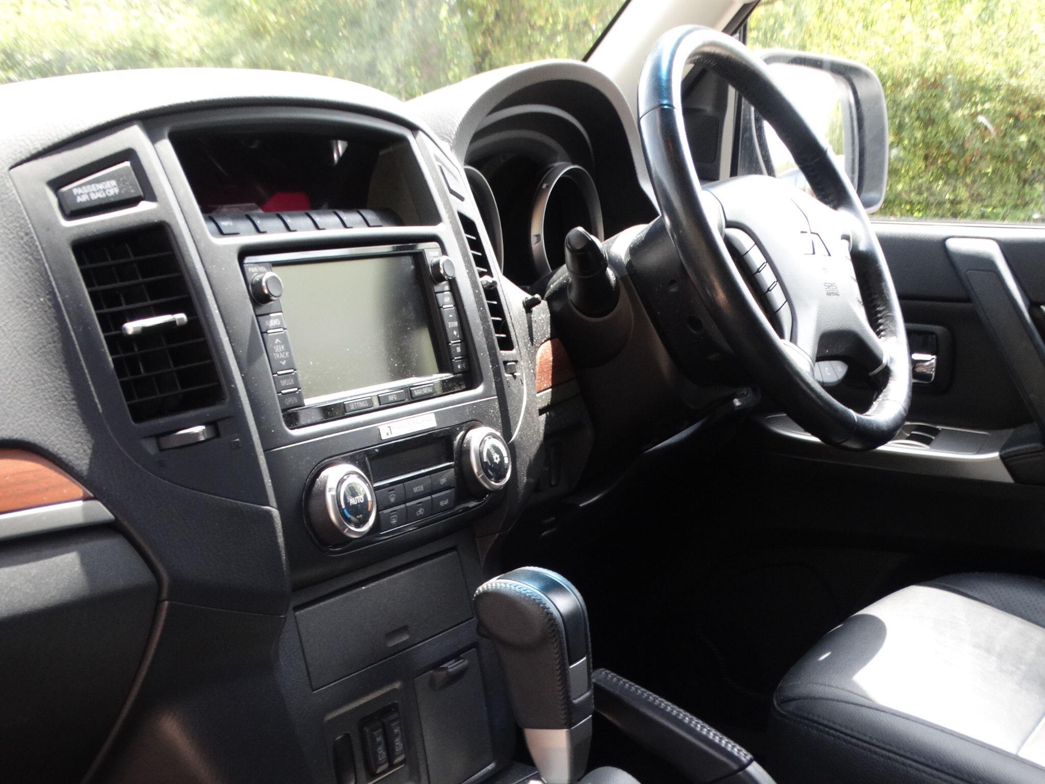 Mitsubishi Shogun 3.2 DI-DC SG3 Auto 4WD Euro 5 5dr LWB — photo 15