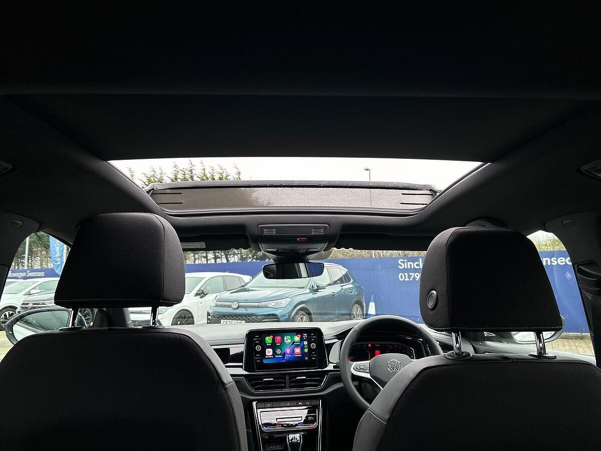 Volkswagen T-Roc Photo at-c1b5319b97184edfb4c2f9852f041f63.jpg