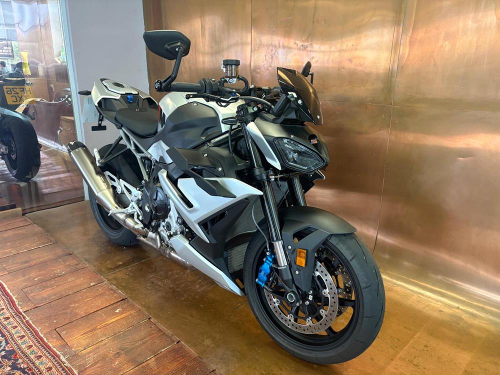 BMW M 1000 R Photo at-c20f27982e634c37b08091b422736664.jpg