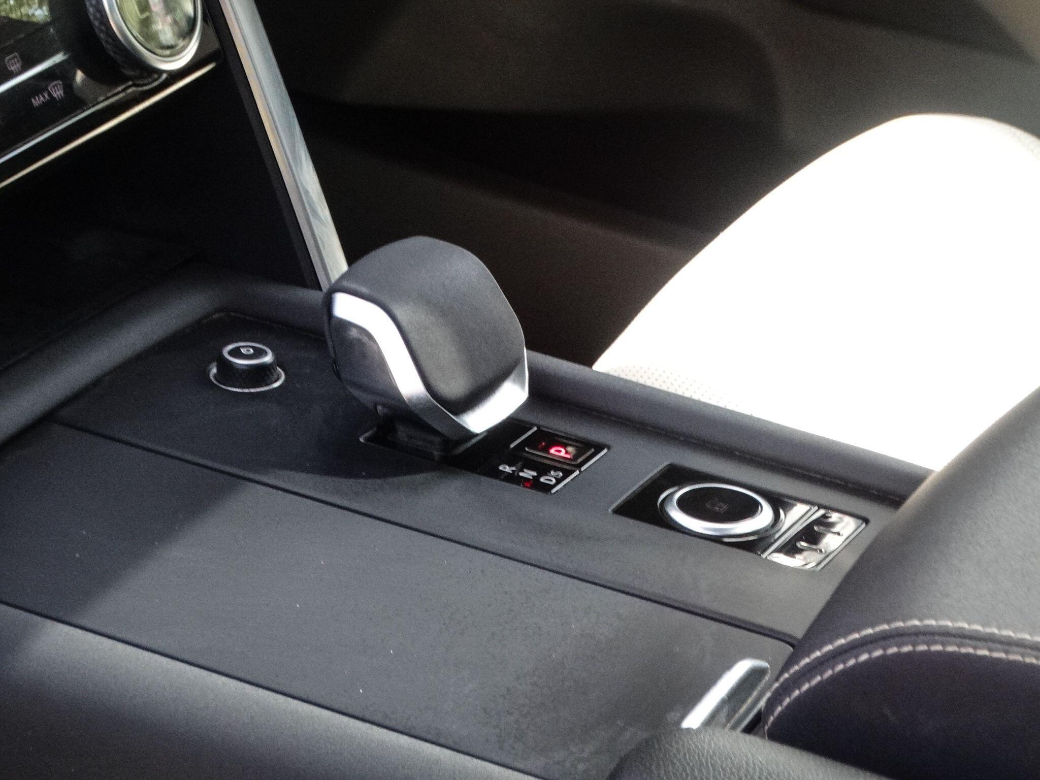 Land Rover Discovery 3.0 D300 MHEV R-Dynamic SE SUV 5dr Diesel Auto 4WD Euro 6 (s/s) (300 ps) — photo 18