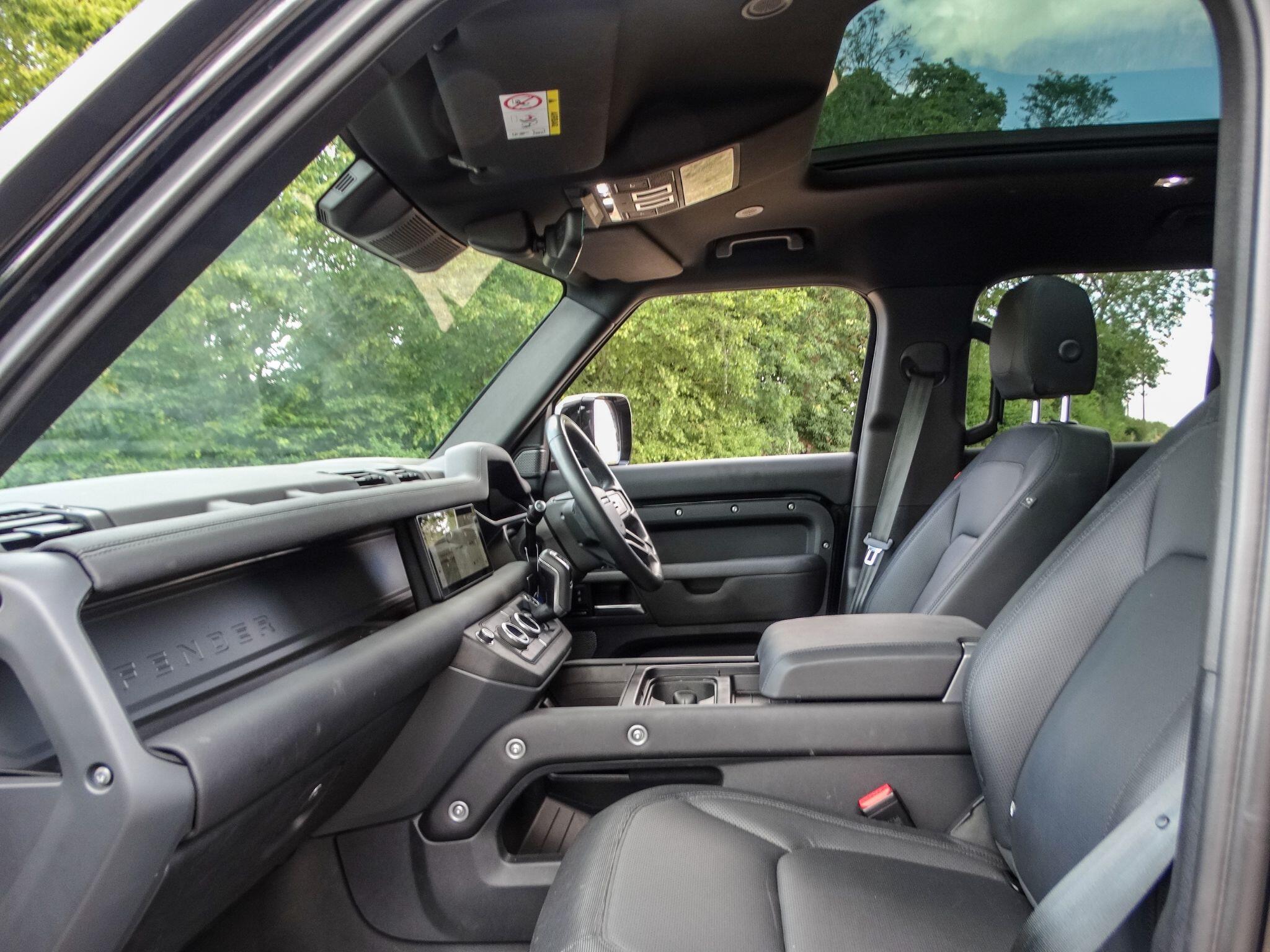 Land Rover Defender 110 3.0 D300 MHEV X-Dynamic SE Auto 4WD Euro 6 (s/s) 5dr — photo 3