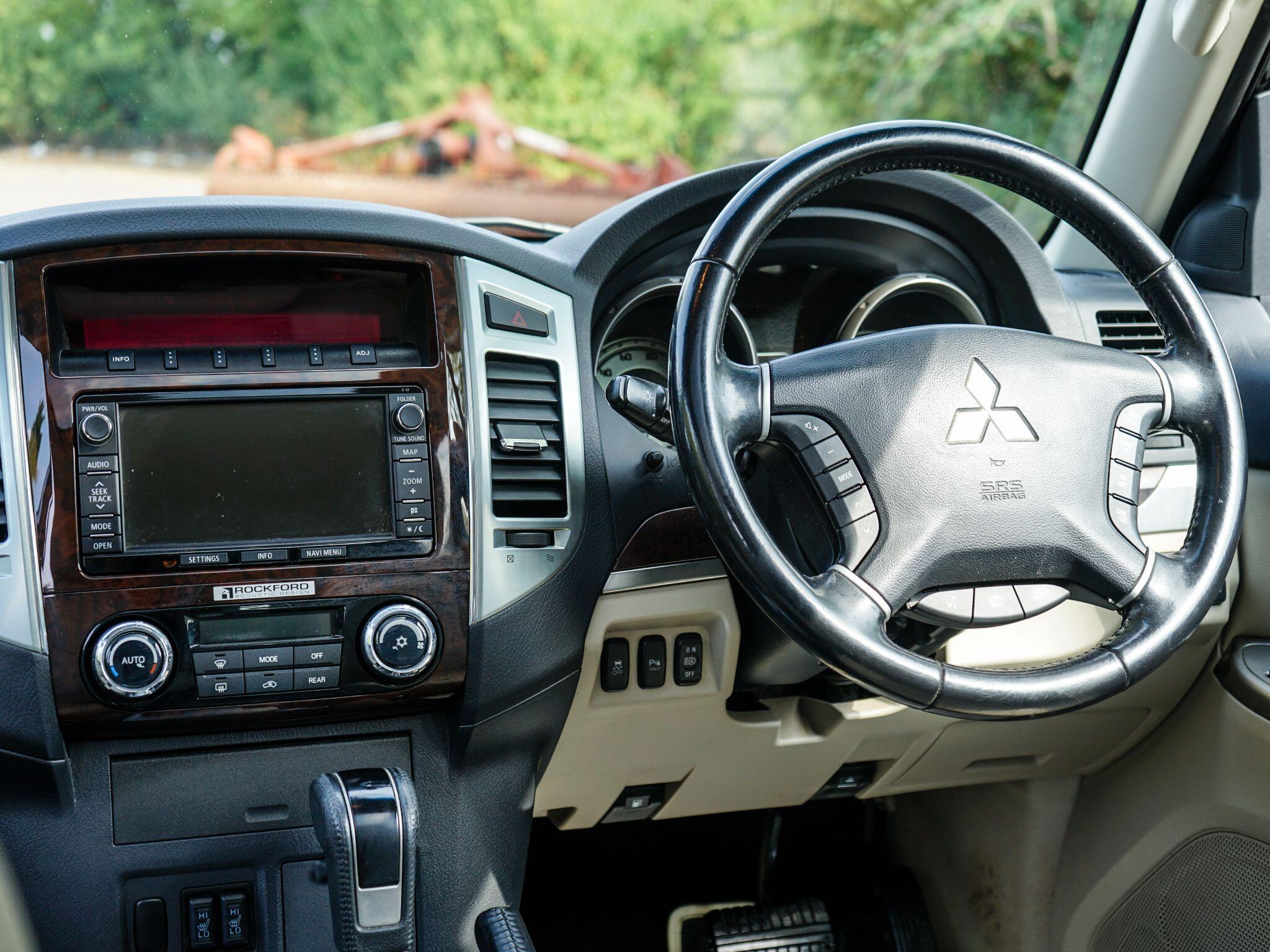 Mitsubishi Shogun 3.2 DI-DC SG3 Auto 4WD Euro 5 5dr LWB — photo 16
