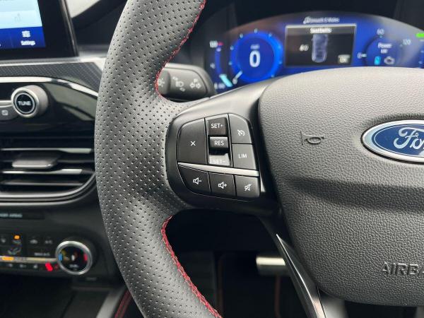 Ford Kuga Photo at-c3e0ad704350477896785894f3bfb817.jpg