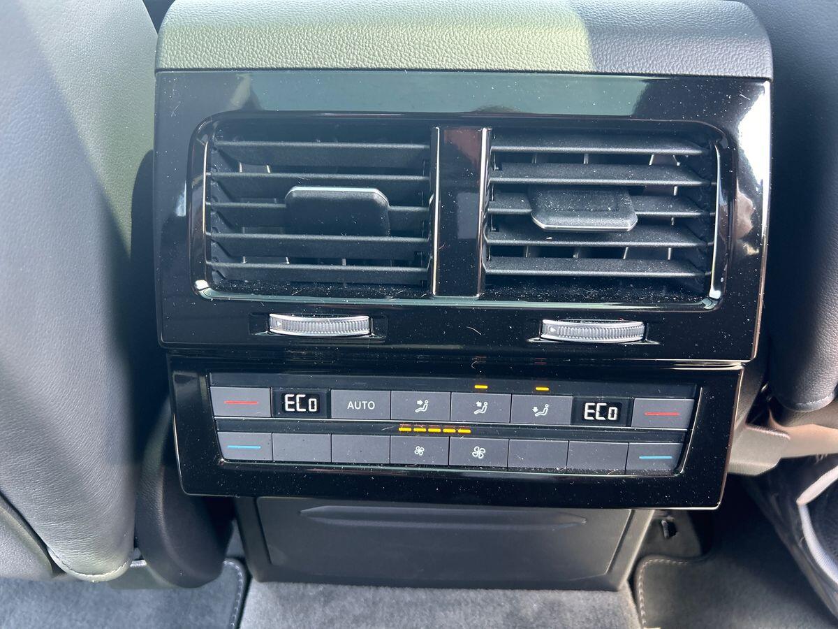 Volkswagen Touareg Photo at-c415eb6e2fbf44cfb9fb71b4639991fc.jpg