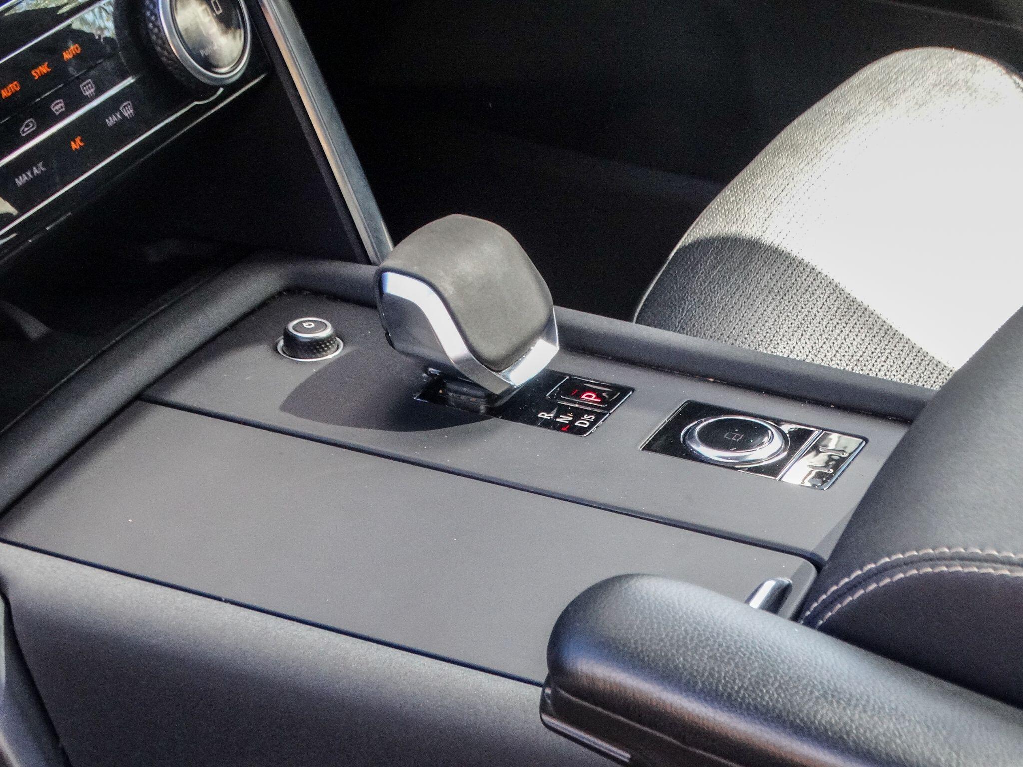 Land Rover Discovery 3.0 D300 MHEV R-Dynamic SE Auto 4WD Euro 6 (s/s) 5dr — photo 21