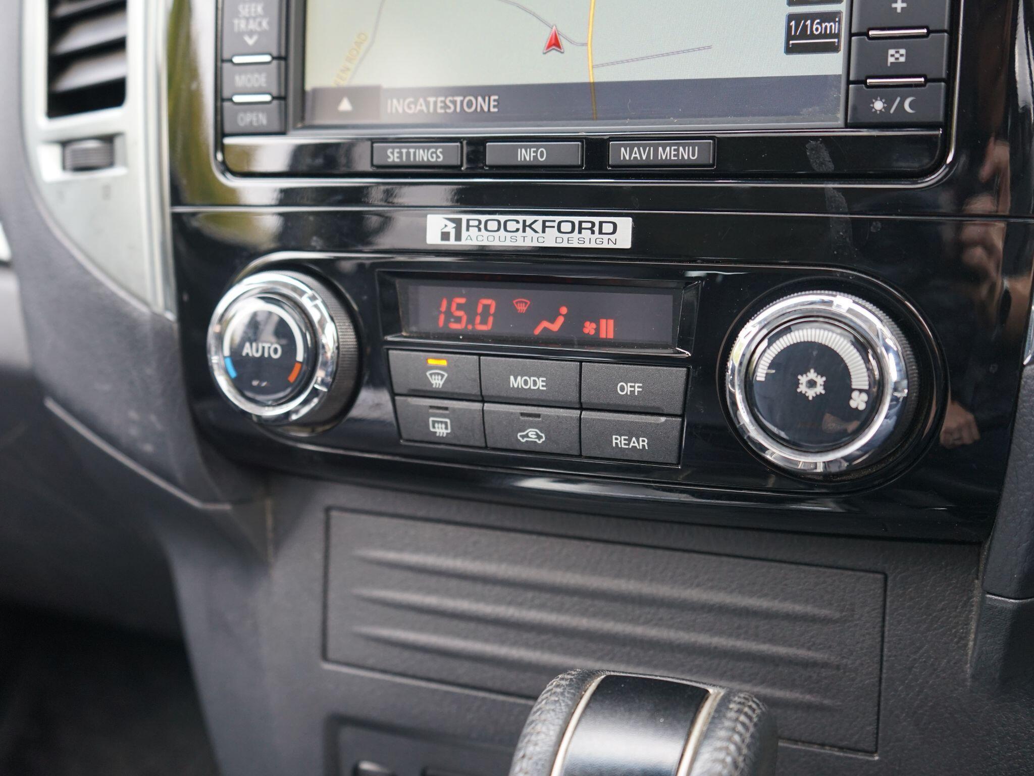 Mitsubishi Shogun 3.2 DI-DC SG3 SUV 5dr Diesel Auto 4WD Euro 6 LWB (187 ps) — photo 26