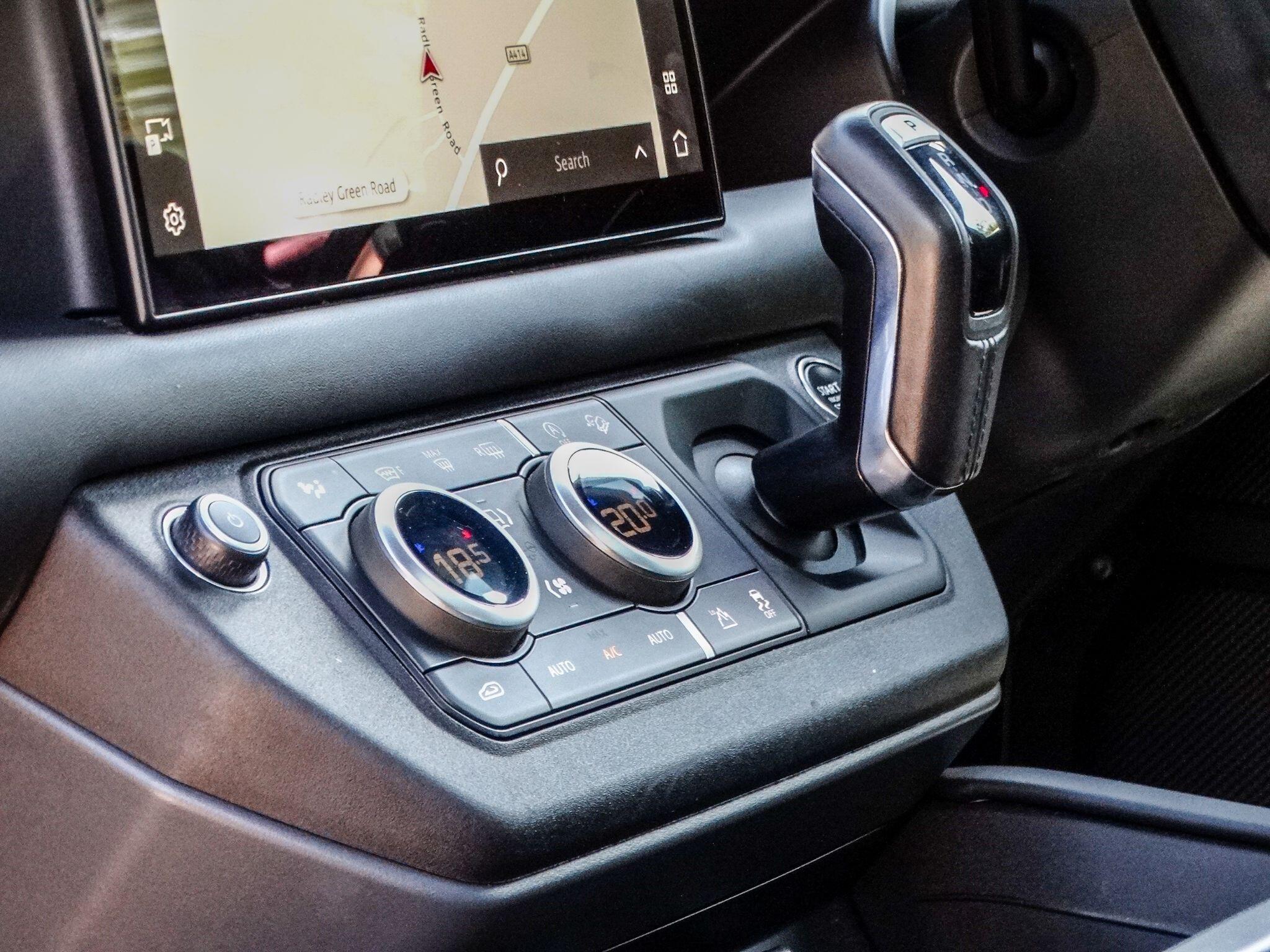 Land Rover Defender 110 3.0 D300 MHEV X-Dynamic HSE Auto 4WD Euro 6 (s/s) 5dr — photo 18